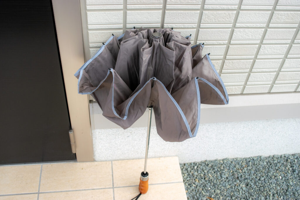 逆折り式で周囲を濡らさないLejorainの折りたたみ傘【レビュー】