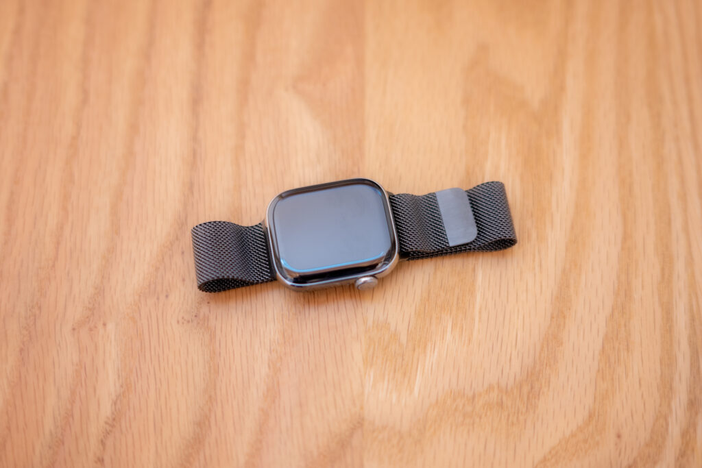 Apple Watchナチュラルチタンにスレートのミラネーゼループをあわせる【レビュー】