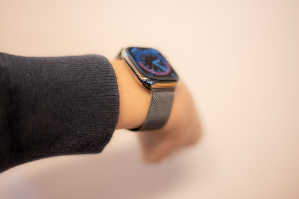 Apple Watchナチュラルチタンにスレートのミラネーゼループをあわせる【レビュー】