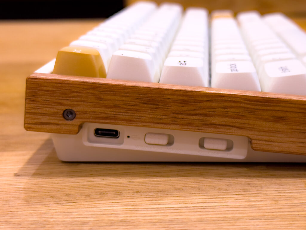 Keychron K2 HE スペシャルエディションのサイド スイッチやコネクタ