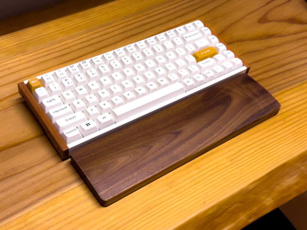 Keychron K2 HE スペシャルエディションと木製のアームレスト