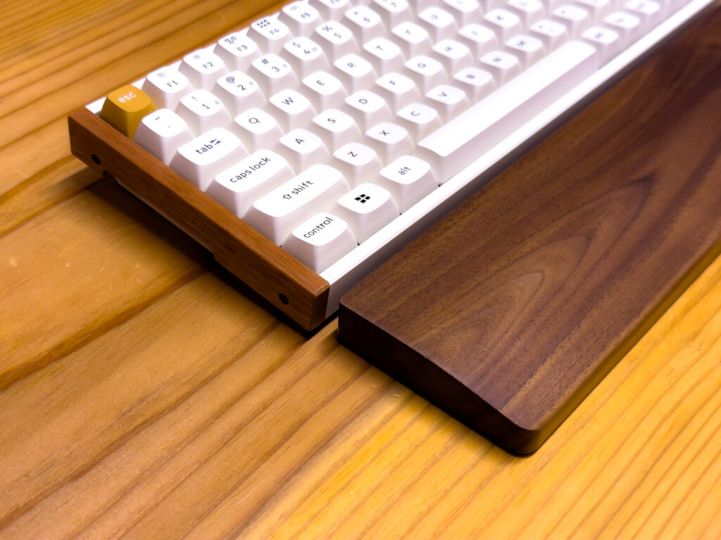 Keychron K2 HE スペシャルエディションと木製のアームレスト