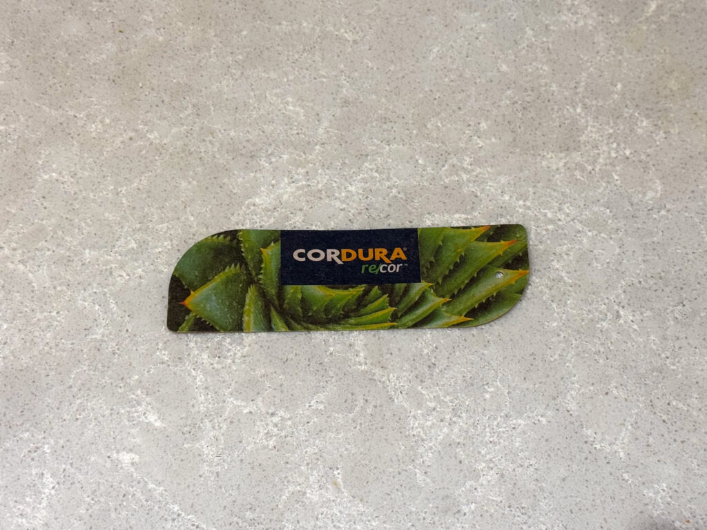 ディストリクト4に付属するCORDURA re/corのタグ