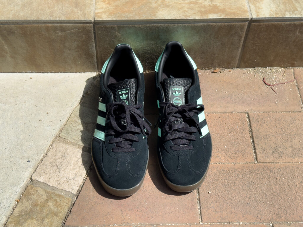 adidas ガゼル インドアを真上から見たところ。つま先に向かって細くなるシルエット