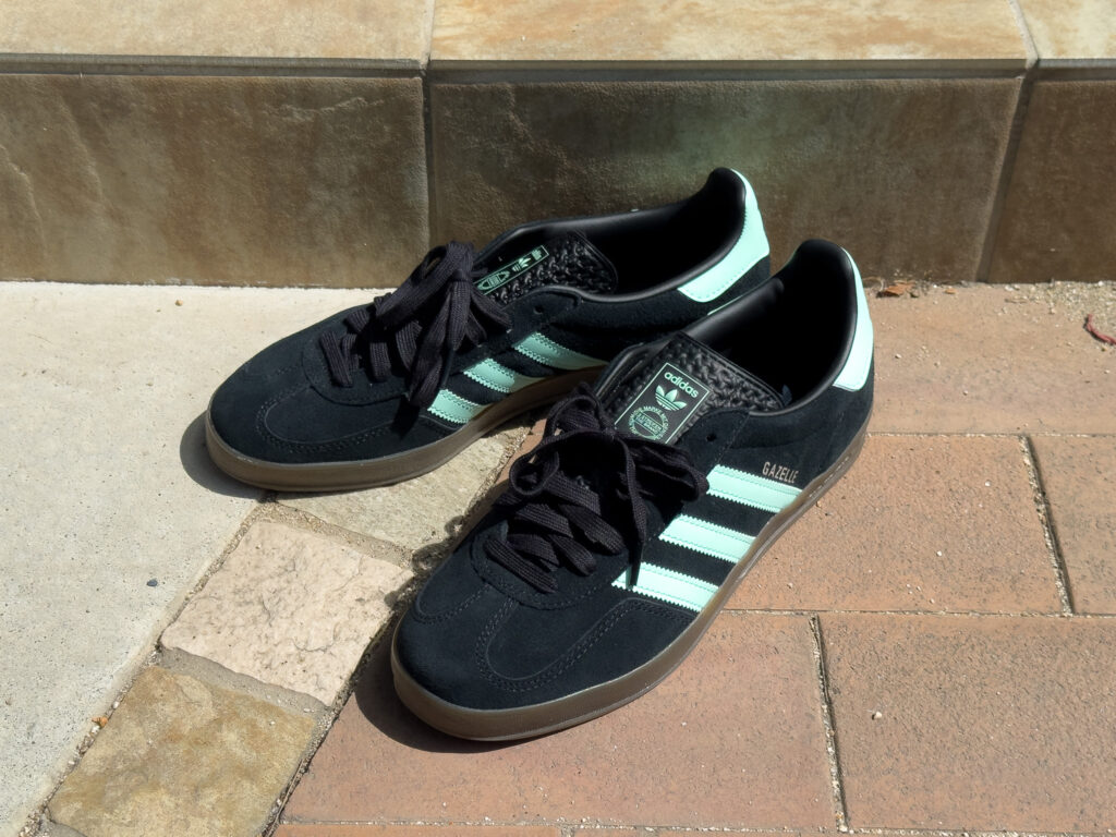 adidas ガゼル インドアの側面。サイドにGAZELLEのロゴとミントのスリーストライプス