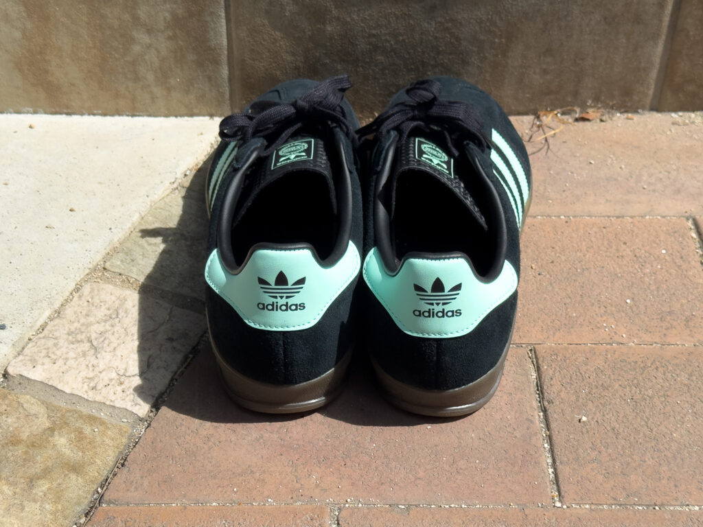 adidas ガゼル インドアを後ろから見たところ。ミントグリーンのヒールタブに黒のトレフォイルロゴ