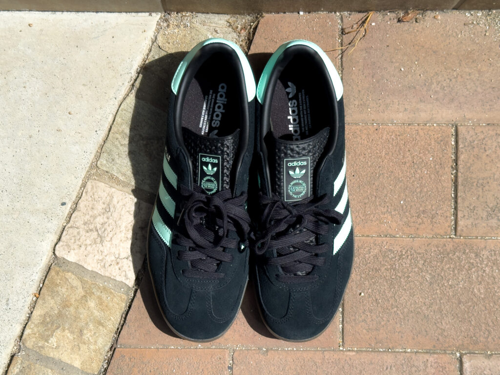 adidas ガゼル インドアの履き口とタン。内側はレザーライニングで足入れがスムーズ