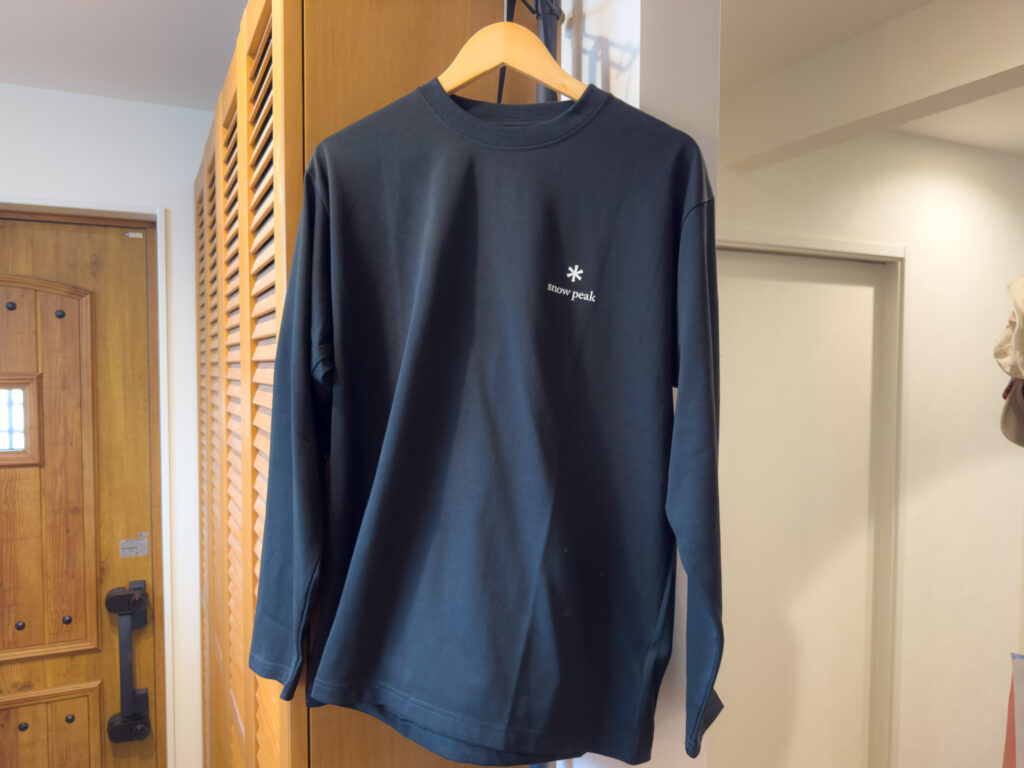 スノーピーク New Standard Logo L/S T-shirt（ブラック・Lサイズ）の正面。左胸にワンポイントのロゴプリントが入ったボックスシルエット