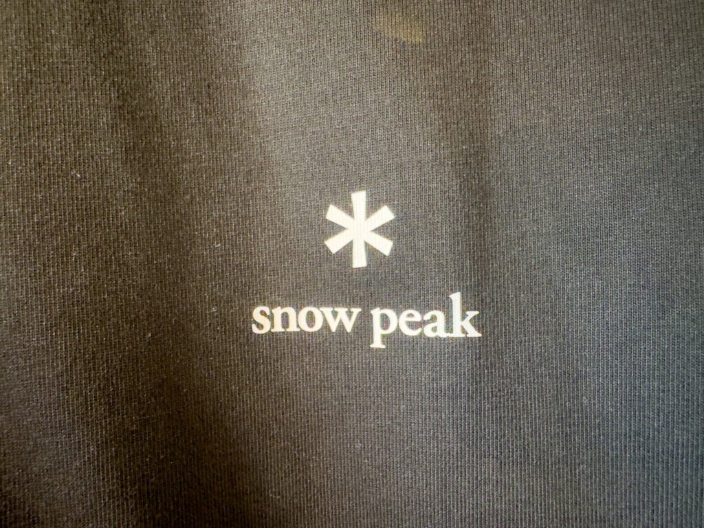 スノーピーク New Standard Logo L/S T-shirtの左胸プリントのアップ。アスタリスクとsnow peakのロゴ、コンパクト天竺の編み目が見える