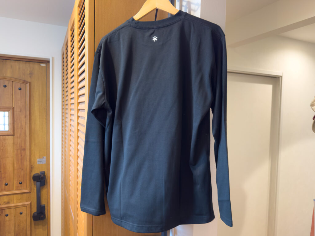 スノーピーク New Standard Logo L/S T-shirtの背面。バックネックのアスタリスク以外はプリントのない無地
