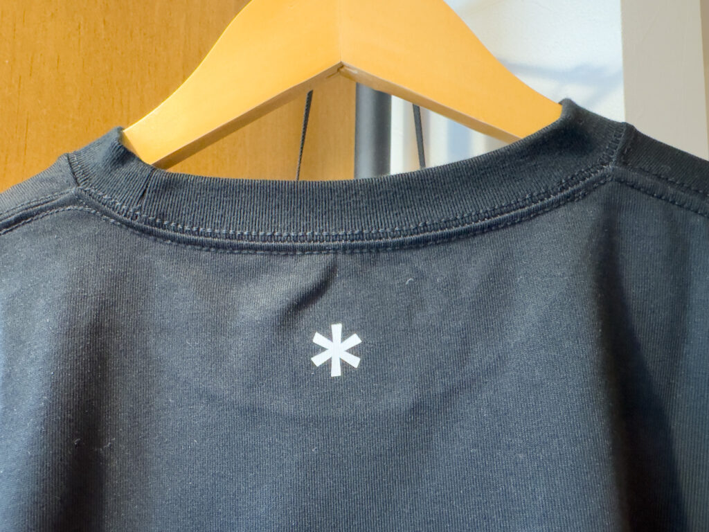 スノーピーク New Standard Logo L/S T-shirtのバックネック。アスタリスクのプリントと、厚みのある固めの首リブ