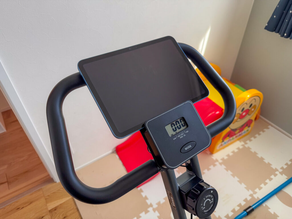 アルインコ クロスバイク4724のタブレットトレーにiPadを置いた状態