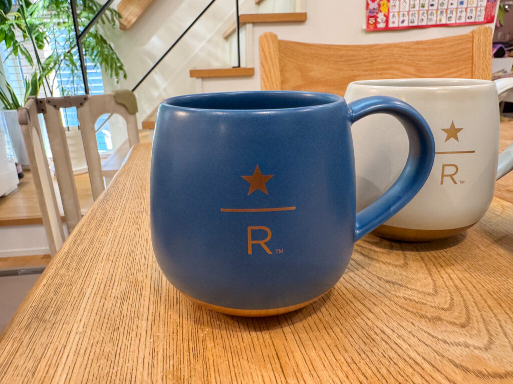マットな青色のスターバックス リザーブ マグカップ。カッパー色の星とRのロゴが入り、底まわりもカッパー色になっている