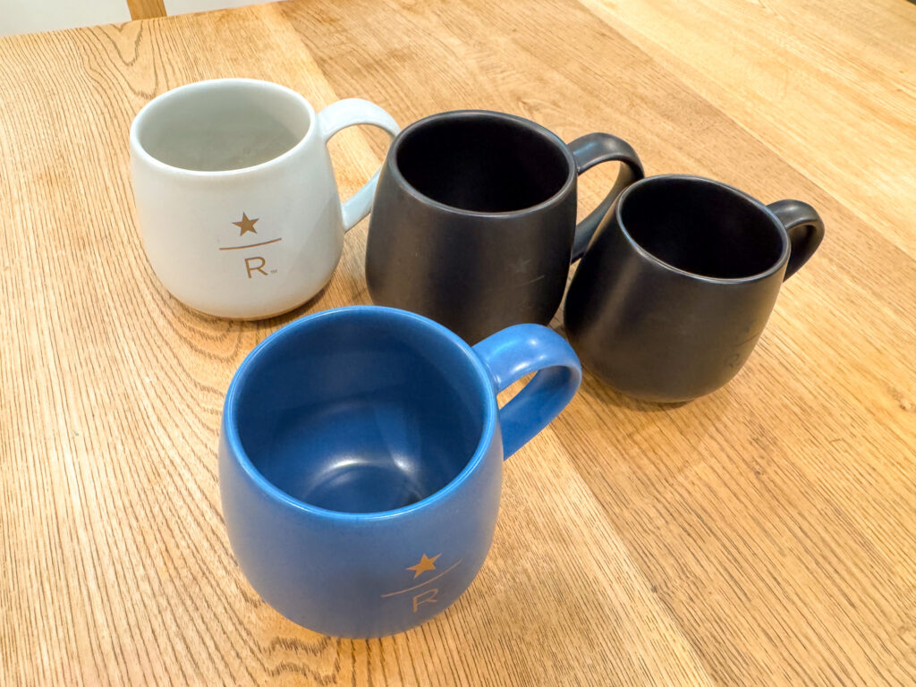 斜め上から見たスターバックス リザーブのマグカップ4つ。飲み口の厚みと、内側のなめらかな仕上げがわかる